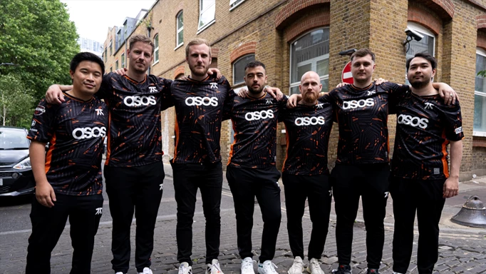 Image of the Fnatic CS:GO squad standing in a line