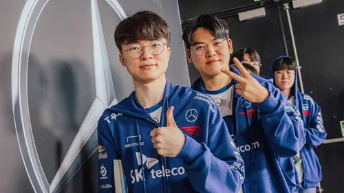 Faker & team at MSI, thumbs up