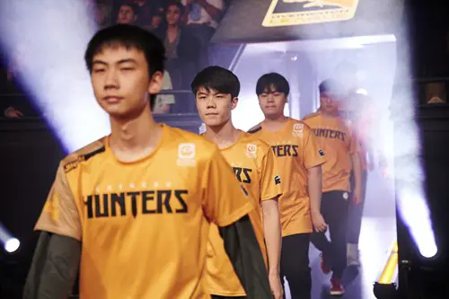 Chengdu Hunters walk into the Blizzard arena