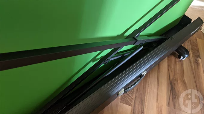 Image of the Streamplify Green Screen, using the Hydraulic Rollbar to lift it