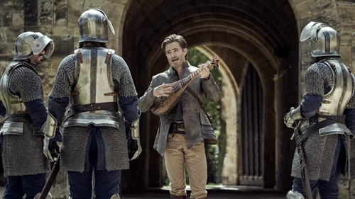 Chris Pine's Bard Edgin, playing his lute in Dungeons & Dragons: Honor Among Thieves.